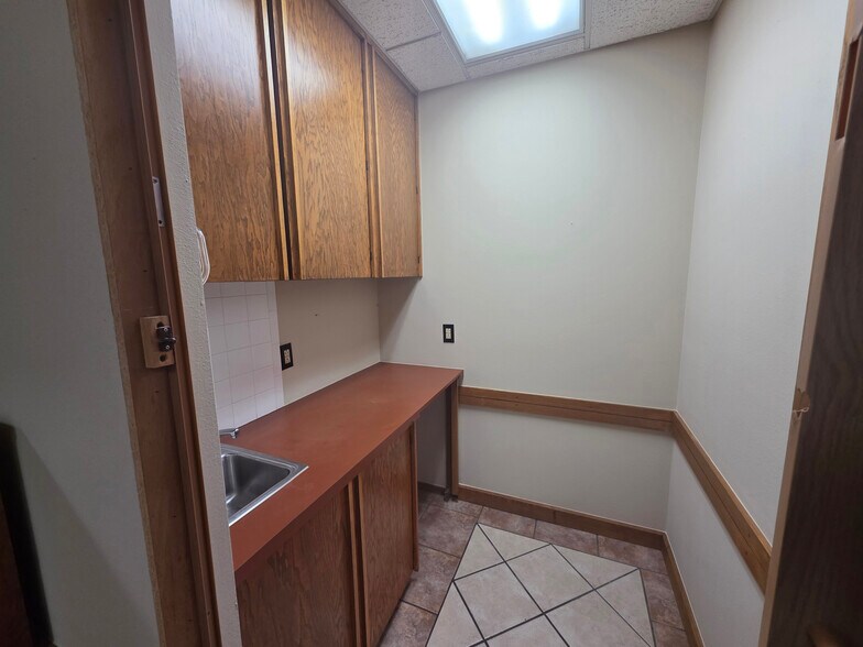 More Photos Of 401 N 2nd St, Rogers Office For Lease