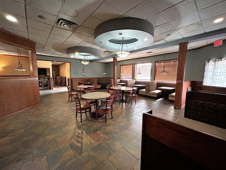More Photos Of 1027 Sheffield Ave, Dyer Restaurant For Lease