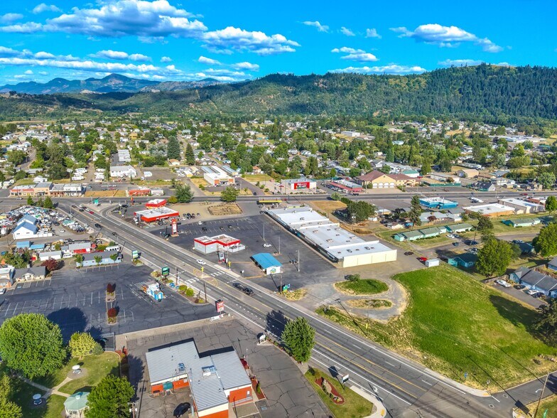 More Photos Of 120 SW Douglas Blvd, Winston Supermarket For Lease