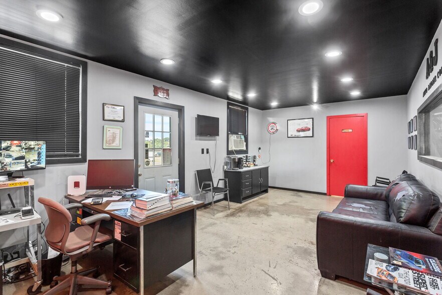 More Photos Of 140 Charles St, Harrisonburg Auto Repair For Sale