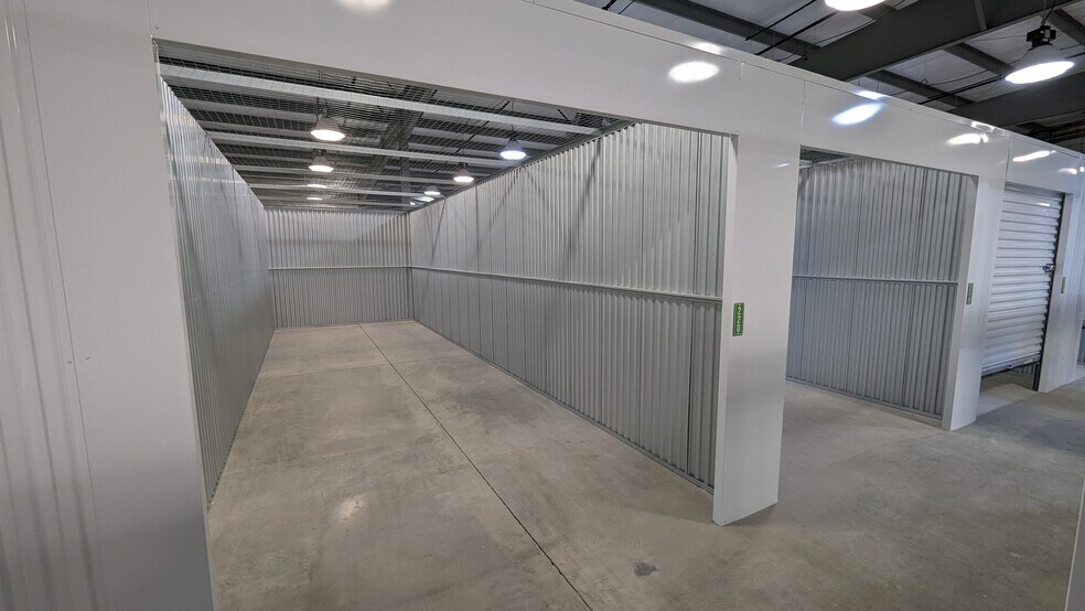 More Photos Of 111 Brian Cir, Saint Robert Self Storage For Sale