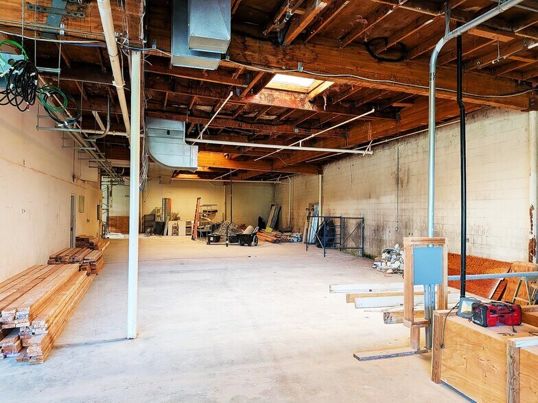 More Photos Of 94 Hangar Way, Watsonville Research And Development For Lease