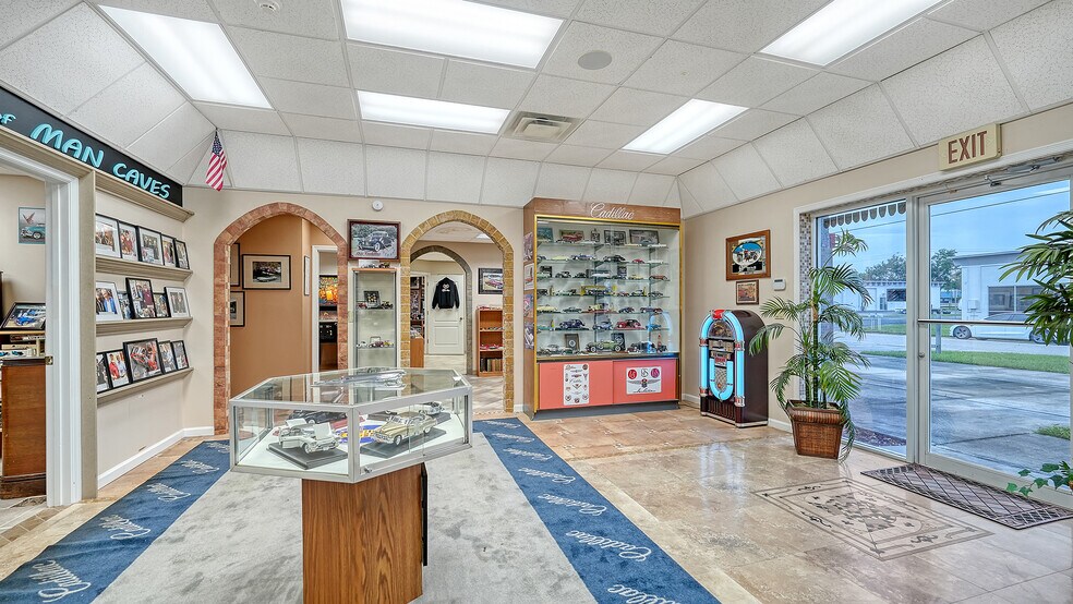 More Photos Of 2111 Whitfield Park Dr, Sarasota Showroom For Sale