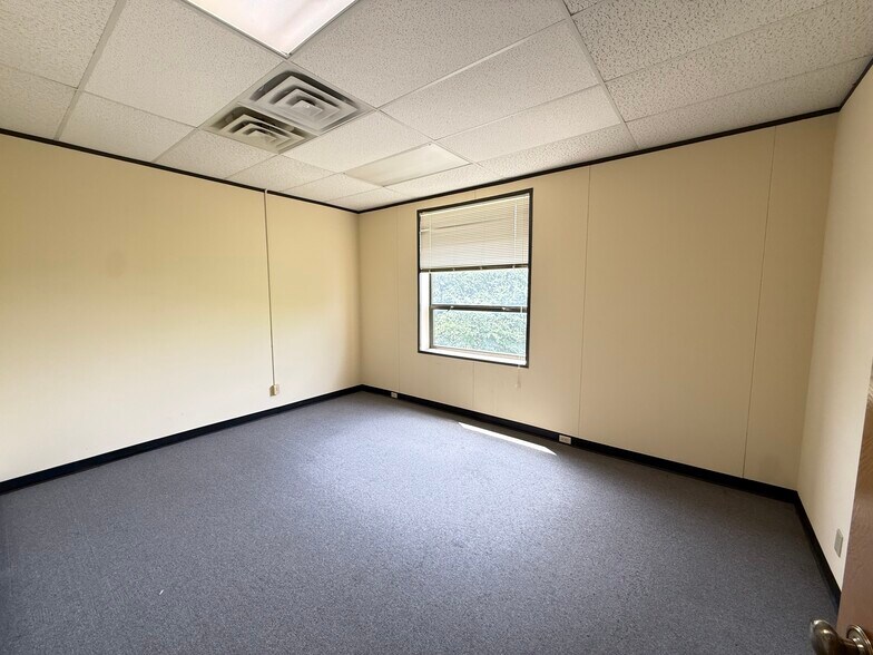 More Photos Of 1606 Headway Cir, Austin Light Manufacturing For Lease