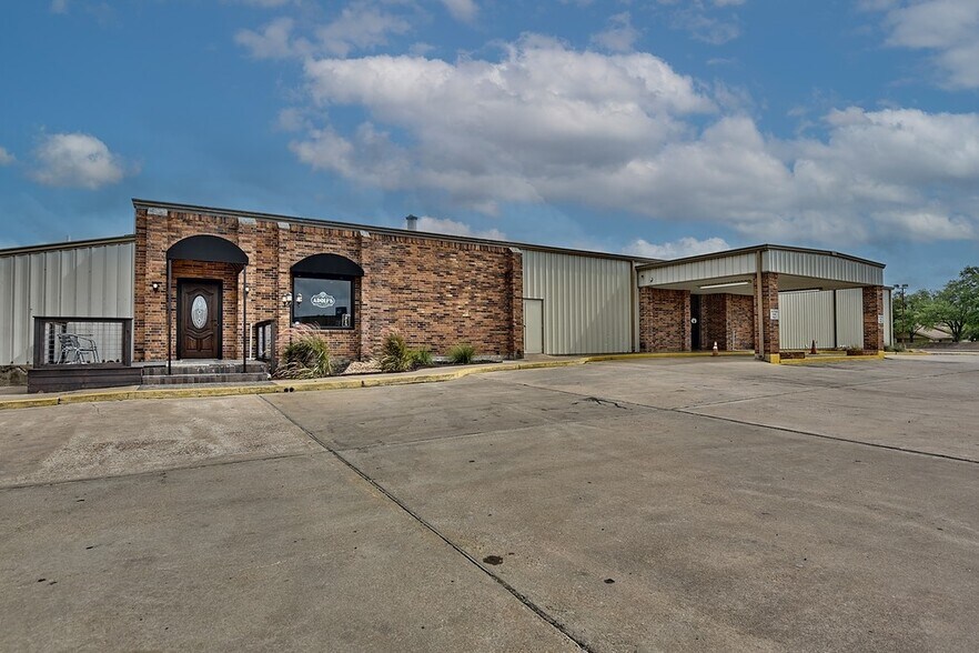 More Photos Of 233 College St, Schulenburg Sports And Entertainment For Sale