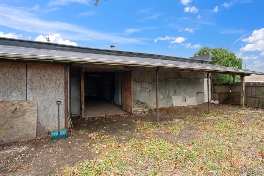 More Photos Of 30 Catlin Ave, Roosevelt Flex For Sale