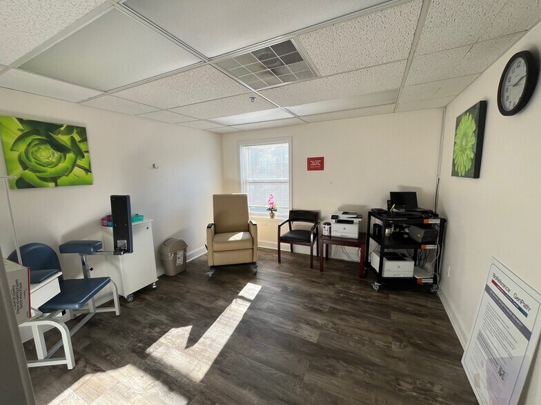 More Photos Of 630 Turnpike St, North Andover Office For Lease