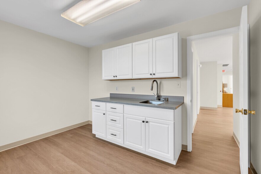 More Photos Of 1 Bethany Rd, Hazlet Office For Lease