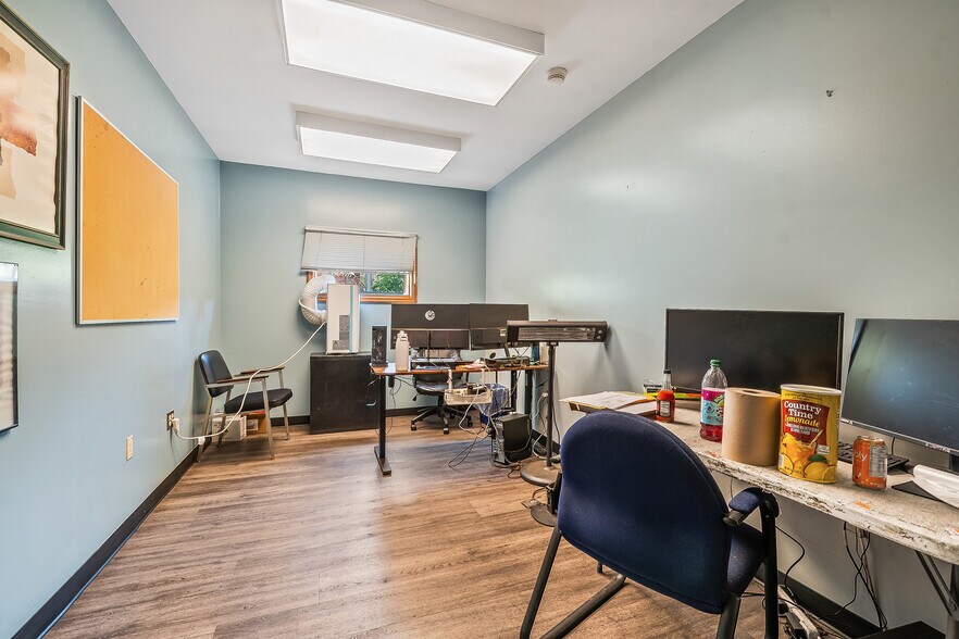 More Photos Of 555 Country Club Rd, Dallas Warehouse For Sale