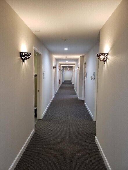 More Photos Of 7910 N Tamiami Trl, Sarasota Office For Lease