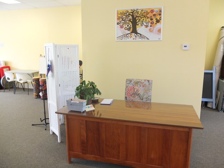 More Photos Of 105 New England Pl, Stillwater Storefront Retail Office For Lease