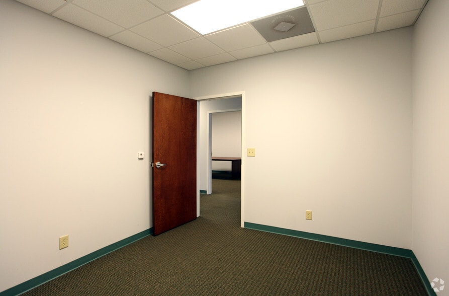 More Photos Of 3220 Prosperity Church Rd, Charlotte Office For Lease