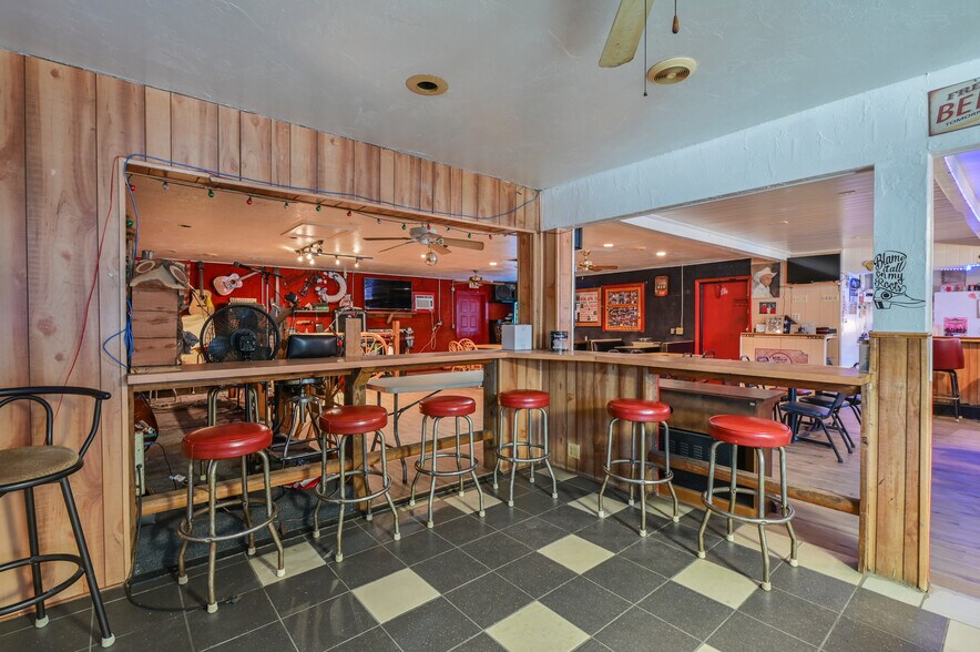 More Photos Of 2451 SE Highway 41, Morriston Bar For Sale