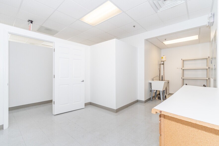 More Photos Of 691 Collins St, Joliet Storefront Retail Office For Lease