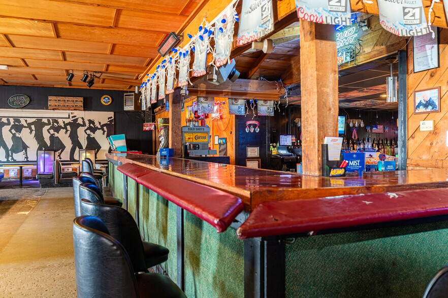 More Photos Of 689 Cedar St, Coshocton Bar For Sale