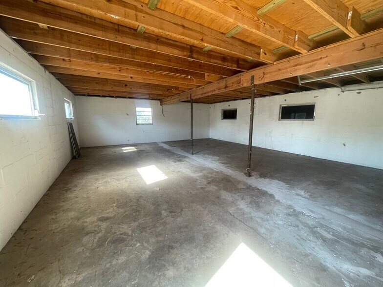 More Photos Of 205 Fern Dr, Leesburg Self Storage For Lease