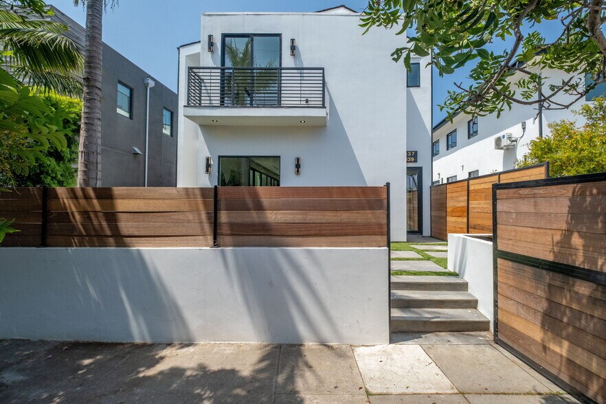 More Photos Of 337 6th Ave, Venice Apartments For Sale
