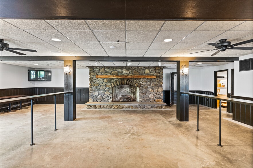 More Photos Of 60 Mile Rd, Wells Restaurant For Sale