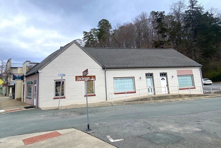 Primary Photo Of 102 Jackson St, Scottsville General Retail For Sale