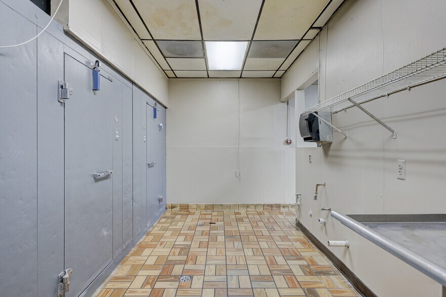 More Photos Of 21559 Grand River Ave, Detroit Storefront For Lease