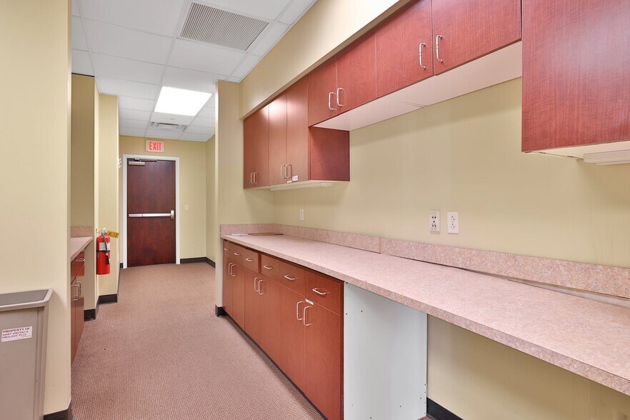 More Photos Of 249-285 Lafayette Ave, Suffern Hospital For Lease