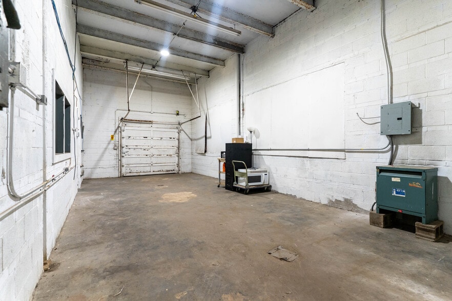 More Photos Of 1400 E 2nd St, Kansas City Manufacturing For Lease