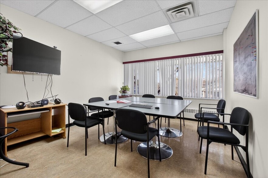 More Photos Of 11831 123 St NW, Edmonton Office For Sale