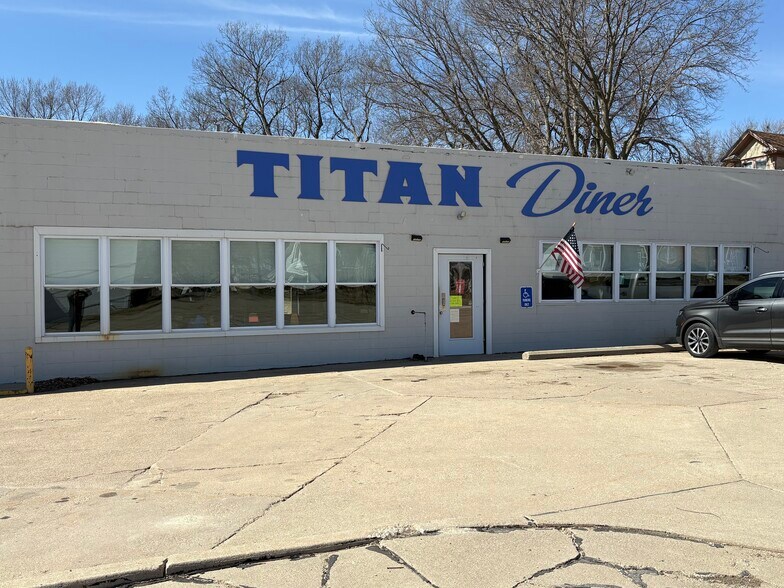 Primary Photo Of 833 Nemaha St, Humboldt Freestanding For Sale