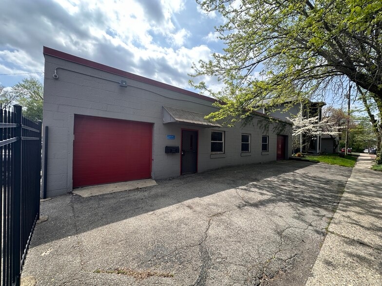 Primary Photo Of 225 E 10th St, Indianapolis Flex For Sale