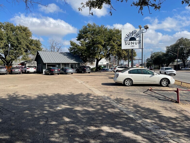 More Photos Of 2120 S Lamar Blvd, Austin Freestanding For Sale