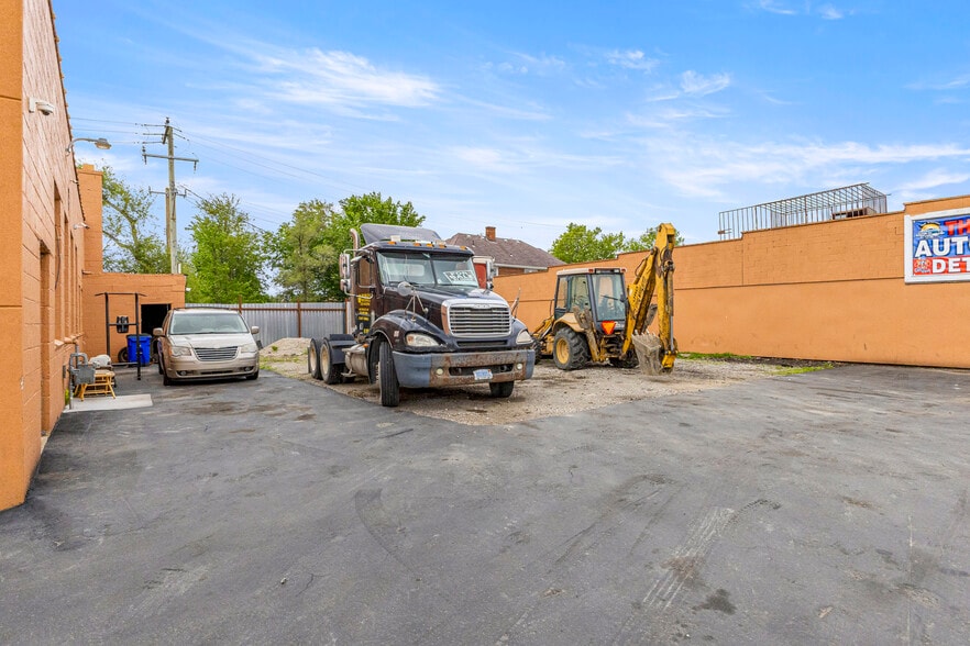 More Photos Of 8301 W Chicago, Detroit Flex For Sale