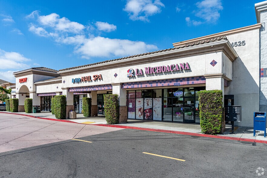 Primary Photo Of 14525 Lakewood Blvd, Paramount Storefront Retail Office For Sale