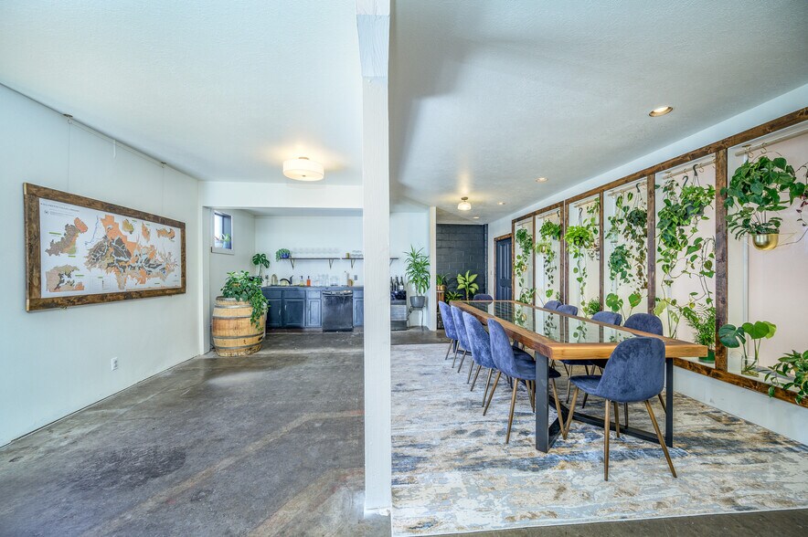 More Photos Of 475 NE 17th St, McMinnville Storefront For Sale