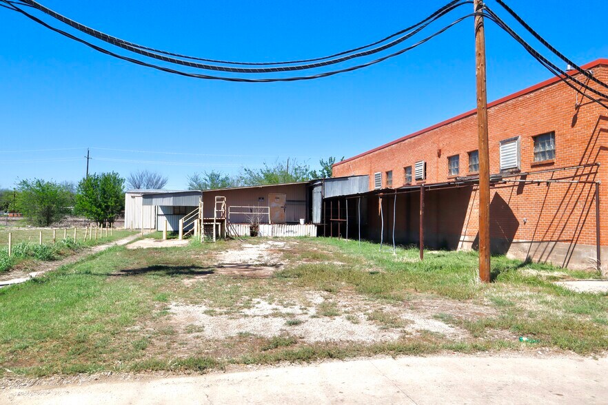 More Photos Of 912 N Beverly Dr, Wichita Falls Warehouse For Lease