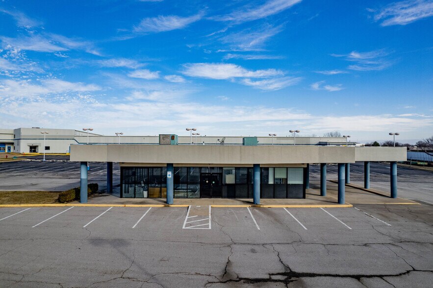 More Photos Of 2301 N Aspen Ave, Broken Arrow Freestanding For Lease