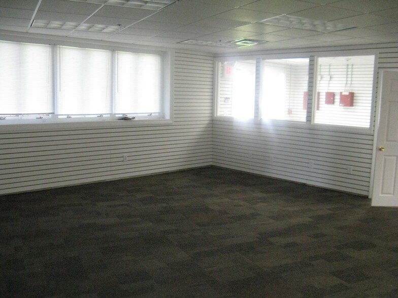 More Photos Of 675 W Shore Rd, Warwick Showroom For Lease