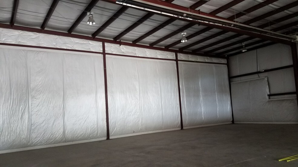 More Photos Of 10691 Kenwood Rd, Cincinnati Showroom For Lease