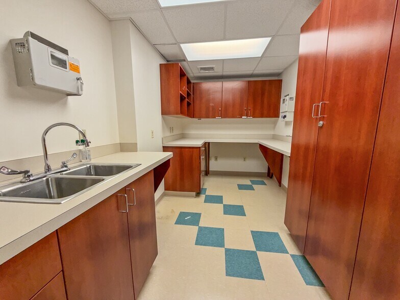 More Photos Of 42 E High St, East Hampton Storefront Retail Office For Lease