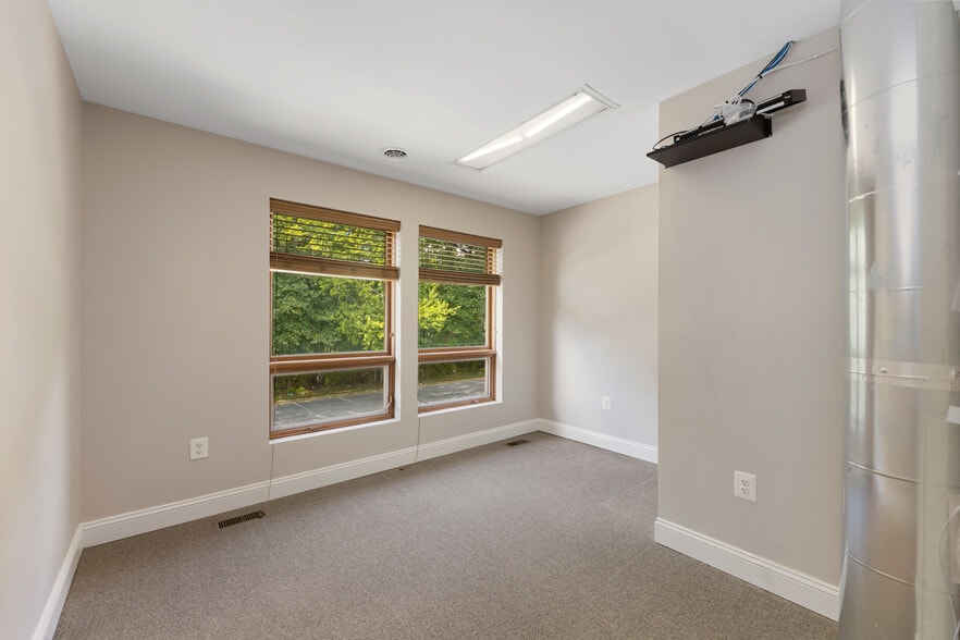 More Photos Of 5885 Allentown Rd, Suitland Office For Lease