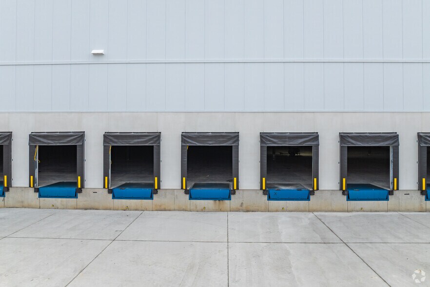 More Photos Of 22 Medicorum Pl, Hamilton Distribution For Lease