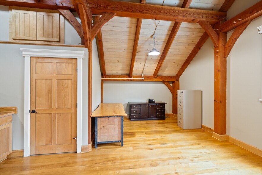 More Photos Of 114 Cemetery Ave, Manchester Center Office For Sale
