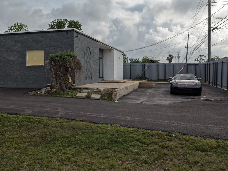 More Photos Of 16526 Market St, Channelview Showroom For Sale