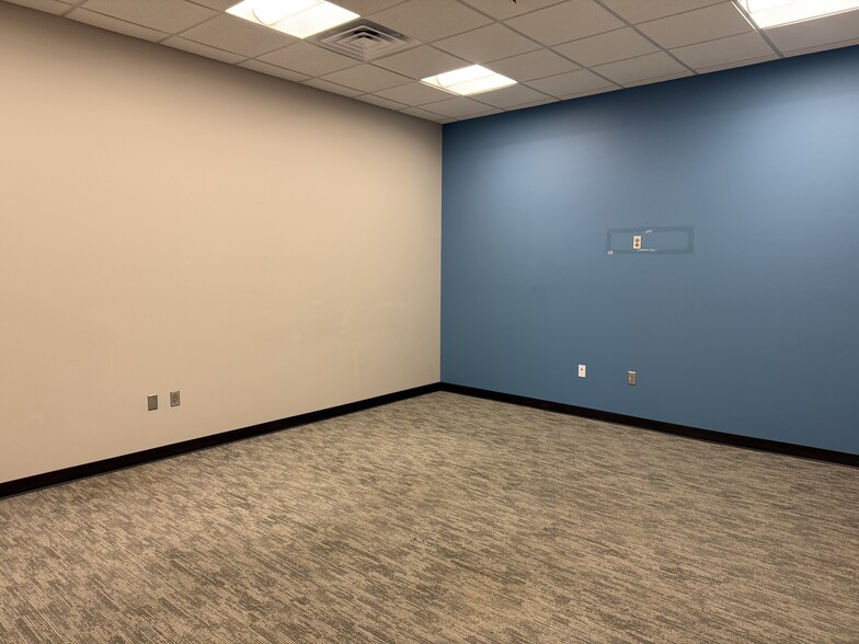 More Photos Of 211 Sioux Point Rd, Dakota Dunes Office For Lease