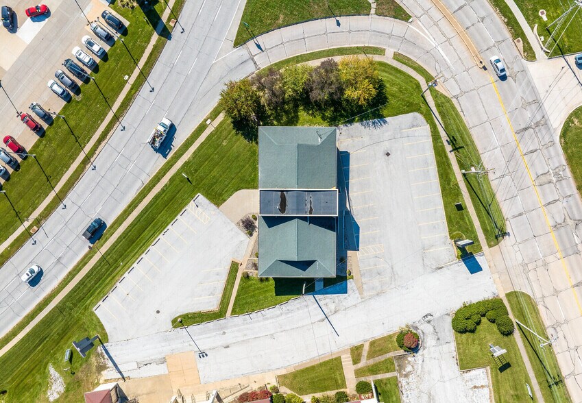 More Photos Of 3709 N Harrison St, Davenport Office For Sale