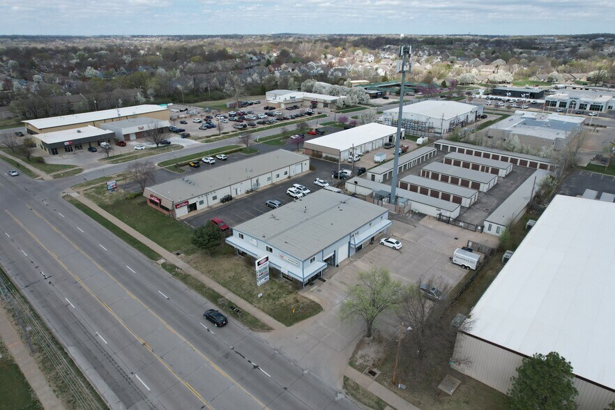 More Photos Of 2300 W 31st St, Lawrence Freestanding For Lease