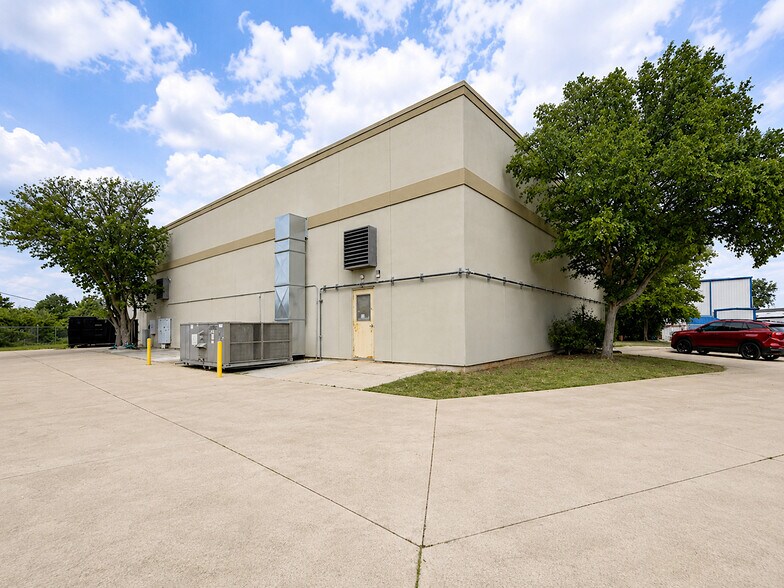 More Photos Of 3508 Wellsite Dr, Norman Distribution For Sale
