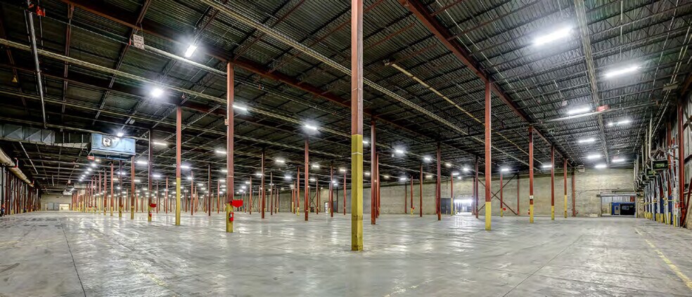 More Photos Of 2000 Rue Halpern, Montréal Distribution For Lease
