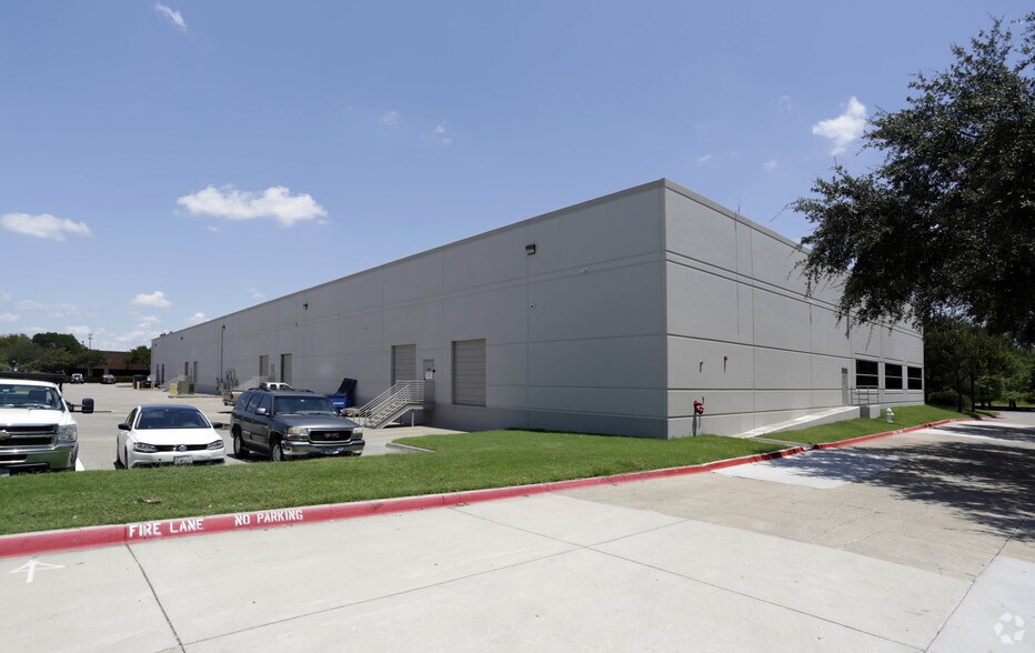 More Photos Of 13755 Hutton Dr, Farmers Branch Warehouse For Lease