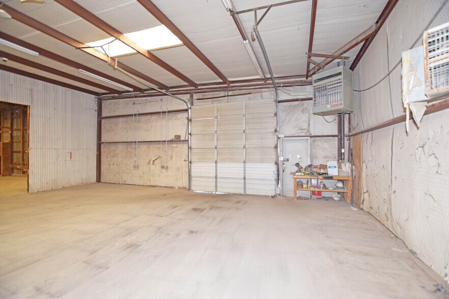 More Photos Of 302 Industrial Ave, Odessa Warehouse For Sale