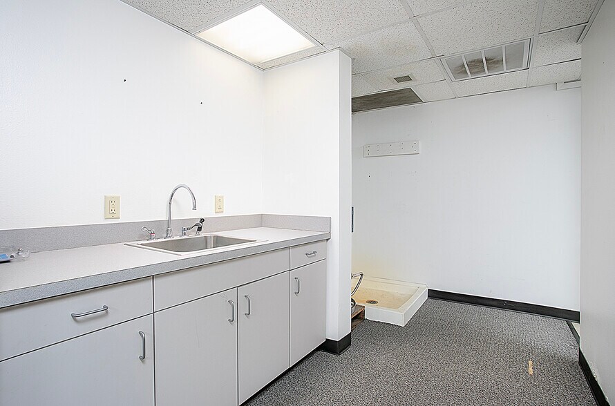 More Photos Of 415 Beckham Ave, Tyler Storefront For Sale